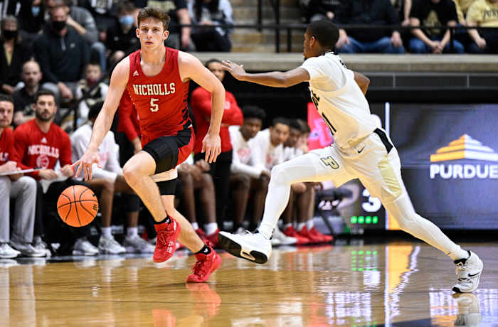 Isaiah Thompson scrambles to defend a Nicholls State guard.